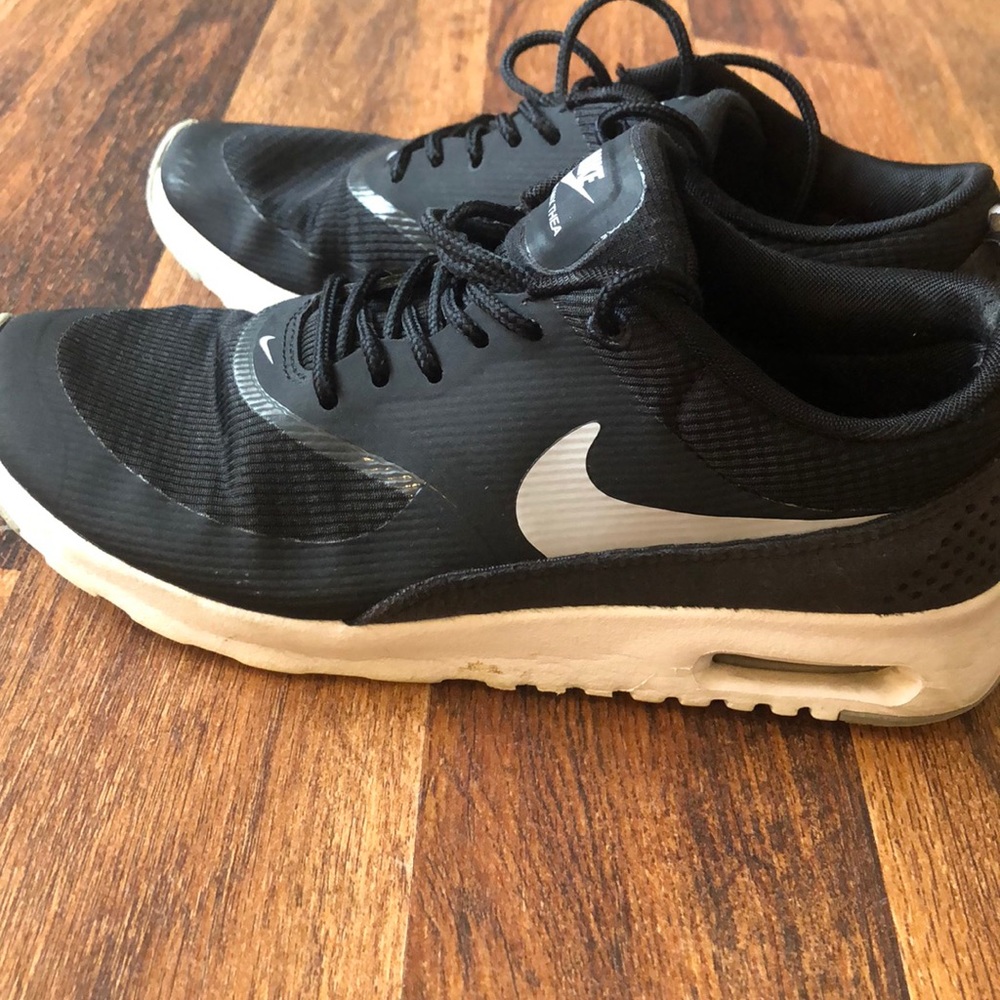 EUC Size 7 women’s Nike running shoes